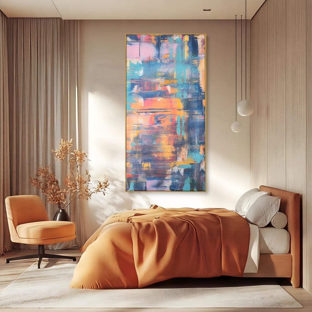 Tablou canvas cu pictura abstracta cu linii verticale, in rama de aluminiu auriu, pe perete intr-un dormitor